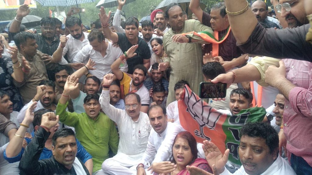Thousands of workers created a ruckus at the Aadmi Party headquarters to besiege the Kejriwal government on the issue of water logging and cleaning of drains in Delhi.