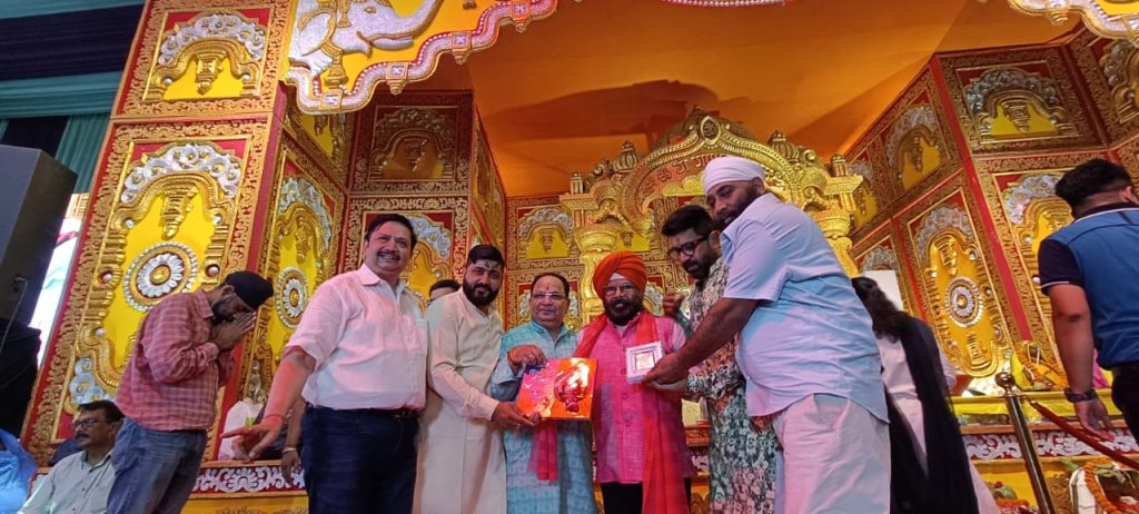 Festa Chairman Pamma welcomed at Raja Ganpati Pandal in Delhi.
